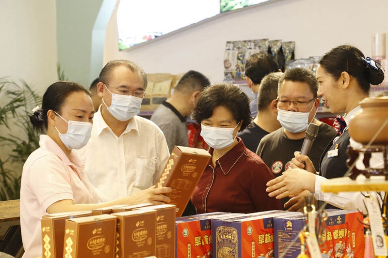 10.參觀那馬服務區(qū)扶貧產(chǎn)品展銷廳，此為廣西高速公路第一家扶貧產(chǎn)品展銷廳.JPG