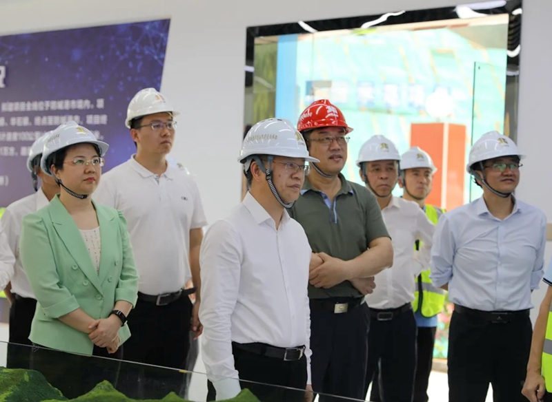 譚丕創(chuàng)（左二）、唐軼昂（左一）聽取項目情況介紹.jpg